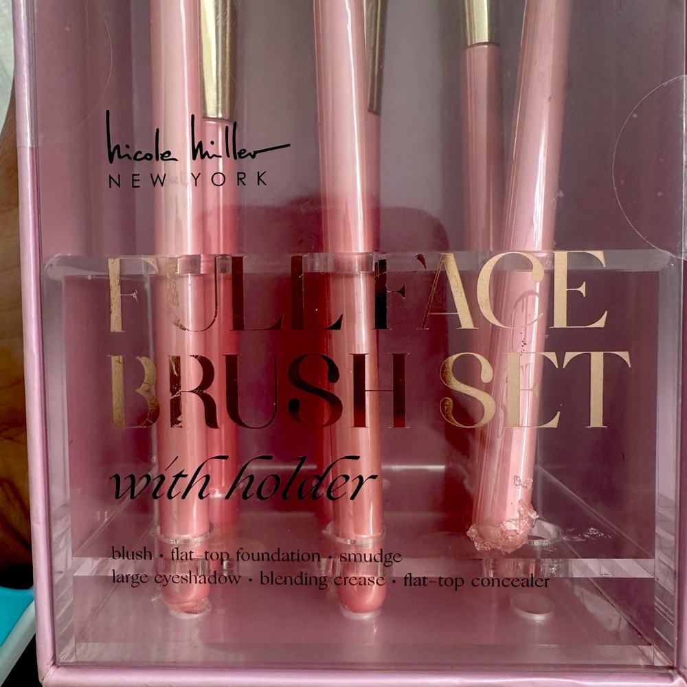 Nicole Miller New York Full face brush set with stand